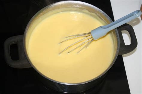 Apfelfüllung kochen im Topf mit Pudding