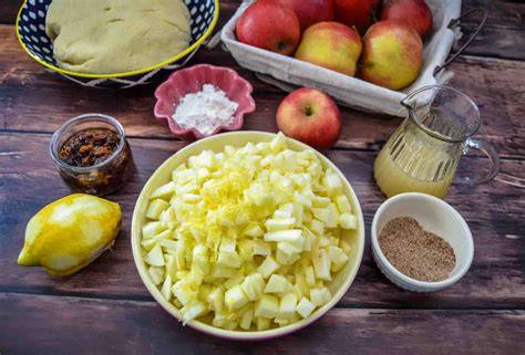 Apfelfüllung mit Zimt, Zucker, Mandeln und Zitronensaft