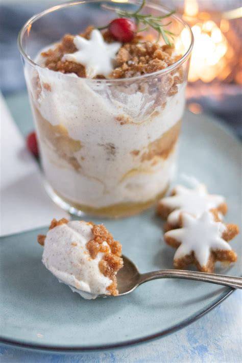 Apfelkompott im Glas, serviert mit Vanillecreme und Joghurt