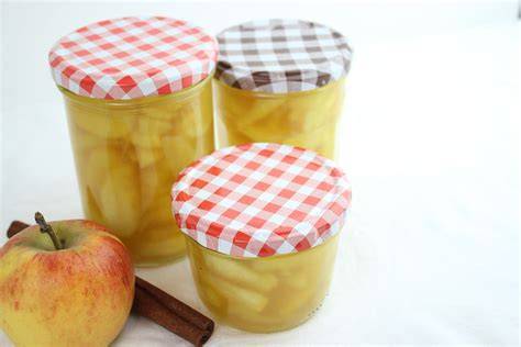 Apfelkompott im Glas mit Zimt