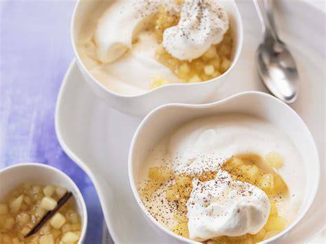 Apfelkompott mit Quarkcreme in Schüssel