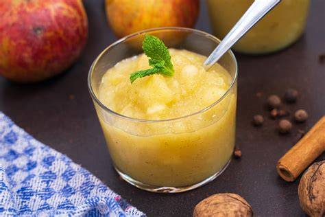 Apfelkompott mit Zimt und Sorbet