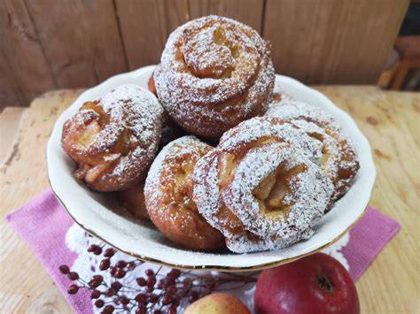 Apfelkrapfen und Obstvlaai auf Hefeteig