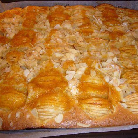 Apfelkuchen als Blechkuchen mit Zimtzucker und Mandelblättchen