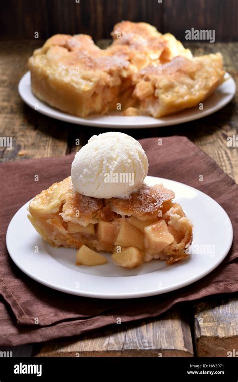 Apfelkuchen als Dessert - serviert mit Schlagsahne