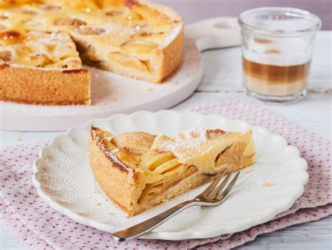 Apfelkuchen angeschnitten, Sahneguss sichtbar
