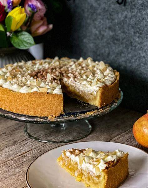 Apfelkuchen angeschnitten, Schichtung sichtbar, Sahne und Gedeck