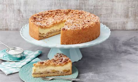 Apfelkuchen angeschnitten mit Puddingfüllung