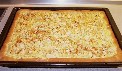 Apfelkuchen auf Blech, mit Mandeln und Zimt bestreut