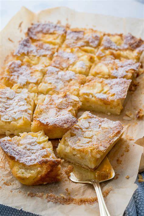 Apfelkuchen auf Blech mit Puderzucker