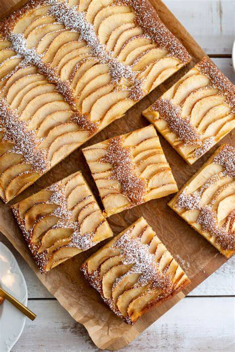 Apfelkuchen auf Blech mit Puderzucker bestäubt