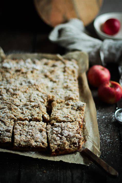 Apfelkuchen auf Holzuntergrund mit Zimtstreuseln