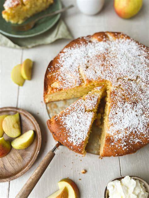 Apfelkuchen auf Springform, halb angeschnitten