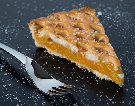 Apfelkuchen auf Tisch mit Gabel und Schlagsahne