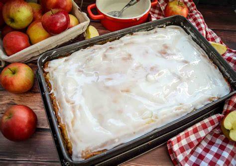 Apfelkuchen auf dem Blech, geschnitten