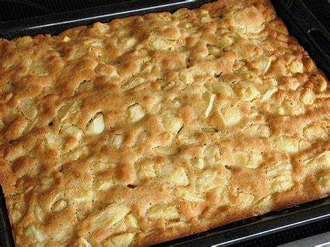 Apfelkuchen auf dem Blech, goldbraun