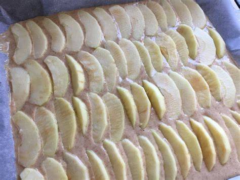 Apfelkuchen dekorativ mit Apfelspalten belegt