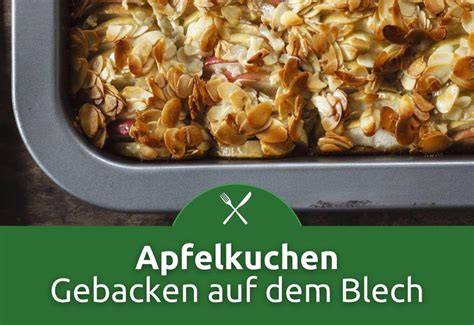 Apfelkuchen frisch gebacken auf dem Blech