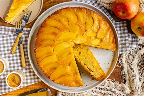 Apfelkuchen frisch mit Gelee bestrichen