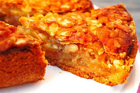 Apfelkuchen im Anschnitt mit Mandelkruste und Gewürzstreu