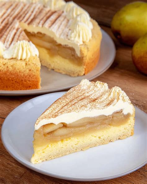 Apfelkuchen im Anschnitt mit Schmandcreme