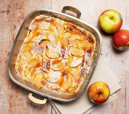 Apfelkuchen im Backprozess - goldgelb gebacken