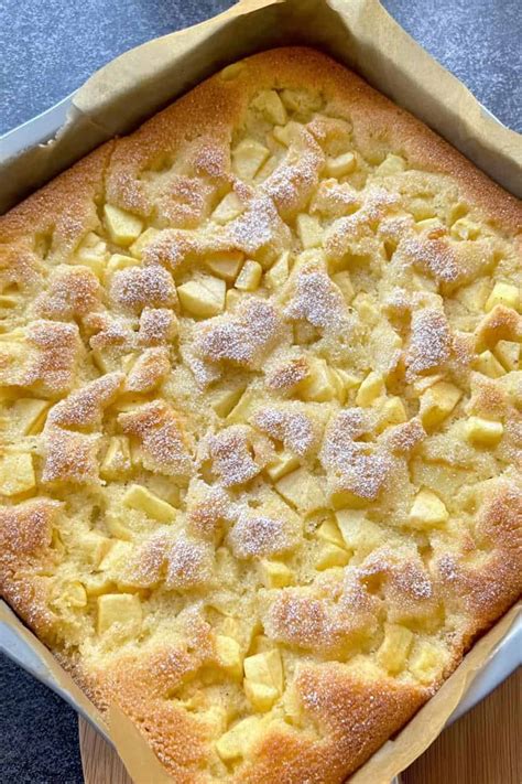 Apfelkuchen mit Äpfeln und Zimtzucker frisch aus dem Ofen