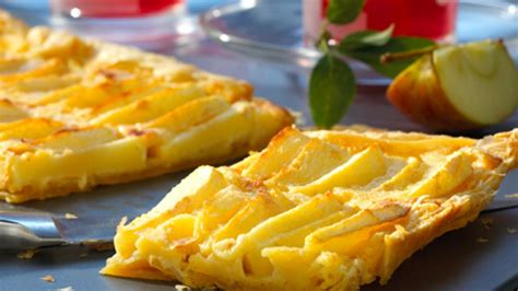 Apfelkuchen mit Blätterteig auf einer Servierplatte