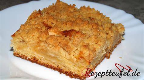 Apfelkuchen mit Butterstreusel in rechteckiger Form