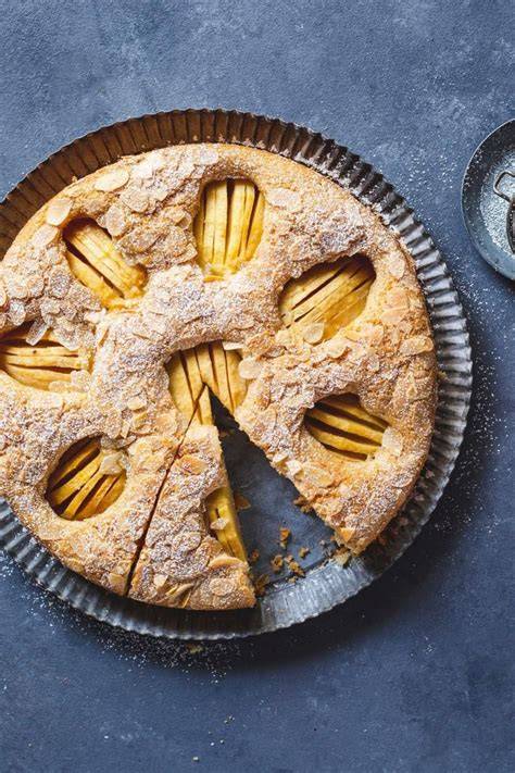 Apfelkuchen mit Dinkelmehl und Mandeln - Anschnitt mit saftiger Krume