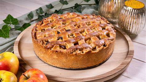Apfelkuchen mit Gitter und Marzipanschicht