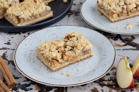 Apfelkuchen mit Hefeteig, frisch gebacken auf dem Tisch serviert