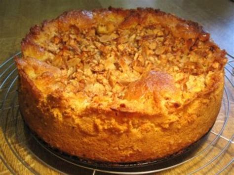 Apfelkuchen mit Hefeteig, frisch gebacken mit Mandeln und Zimt