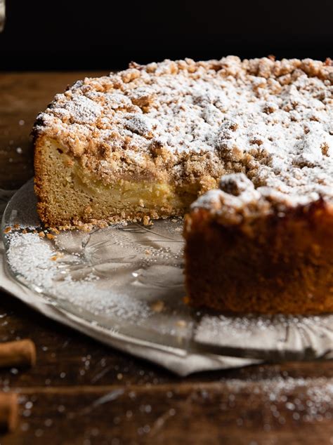 Apfelkuchen mit Mandel-Zimt-Streuseln frisch gebacken und serviert