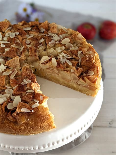 Apfelkuchen mit Mandelblättchen auf einer hübschen Kuchenplatte