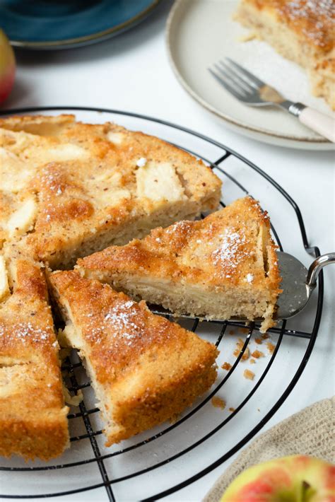 Apfelkuchen mit Mandelcreme angeschnitten - Nahaufnahme