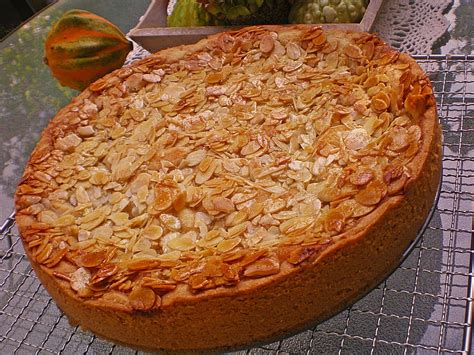 Apfelkuchen mit Mandelkruste, Anschnitt und Dekoration