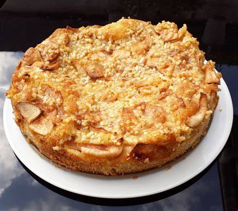 Apfelkuchen mit Mandelkruste frisch aus dem Ofen