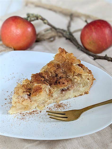 Apfelkuchen mit Mandelmehl - Serviervorschlag mit Sahne