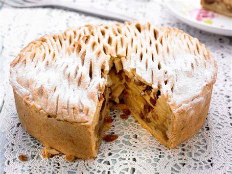 Apfelkuchen mit Mandeln, Rosinen und Schmandguss