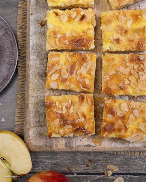 Apfelkuchen mit Marzipan auf einem Kuchengitter