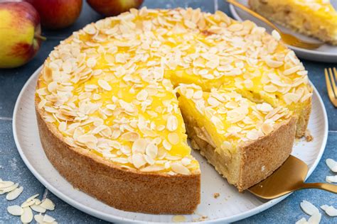 Apfelkuchen mit Marzipan in Springform, fertig gebacken und mit Puderzucker bestäubt