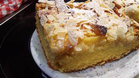 Apfelkuchen mit Marzipan und Mandeln, mit zimtiger Bratapfel-Gewürzoption