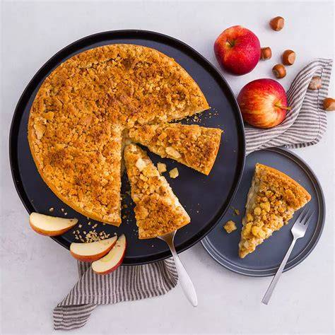 Apfelkuchen mit Nussstreuseln auf Kuchenplatte