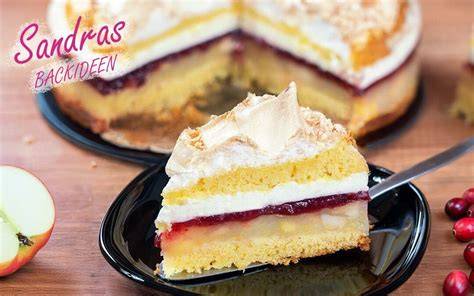 Apfelkuchen mit Preiselbeeren, angerichtet auf einer Tortenplatte, Zutaten drumherum