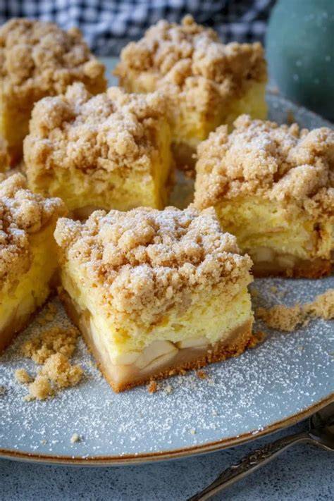 Apfelkuchen mit Pudding und Zimtstreuseln auf dem Kuchengitter