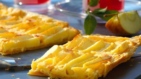 Apfelkuchen mit Puddingcreme auf Blätterteig, angerichtet