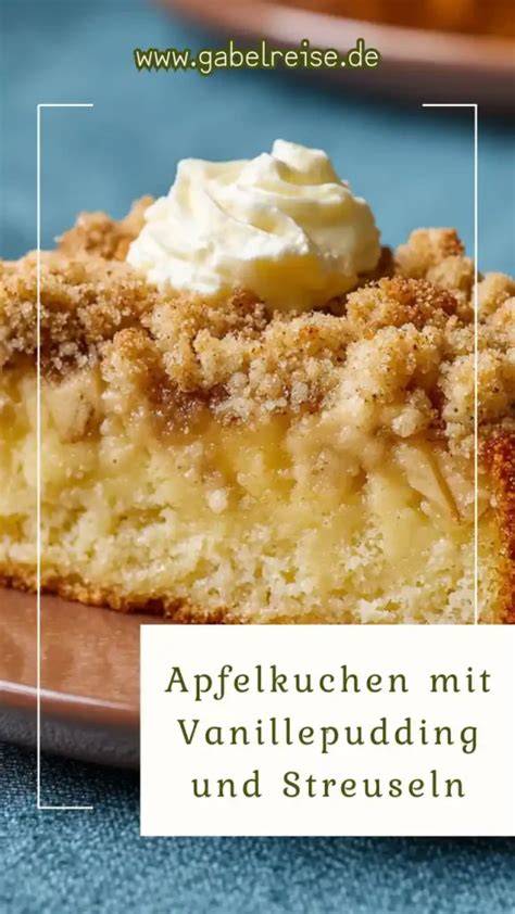 Apfelkuchen mit Puddingschicht und Sahnetuffs auf der Kaffeetafel