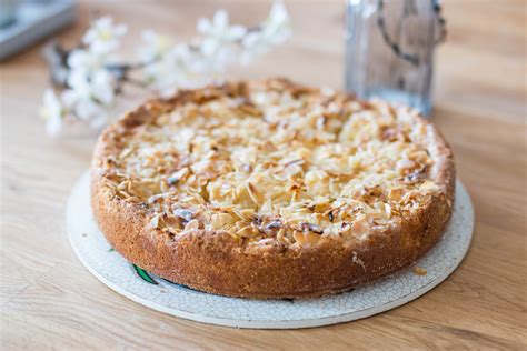 Apfelkuchen mit Quittengelee und Mandeln