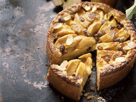 Apfelkuchen mit Walnüssen und Rosinen auf Teller, nahaufnahme